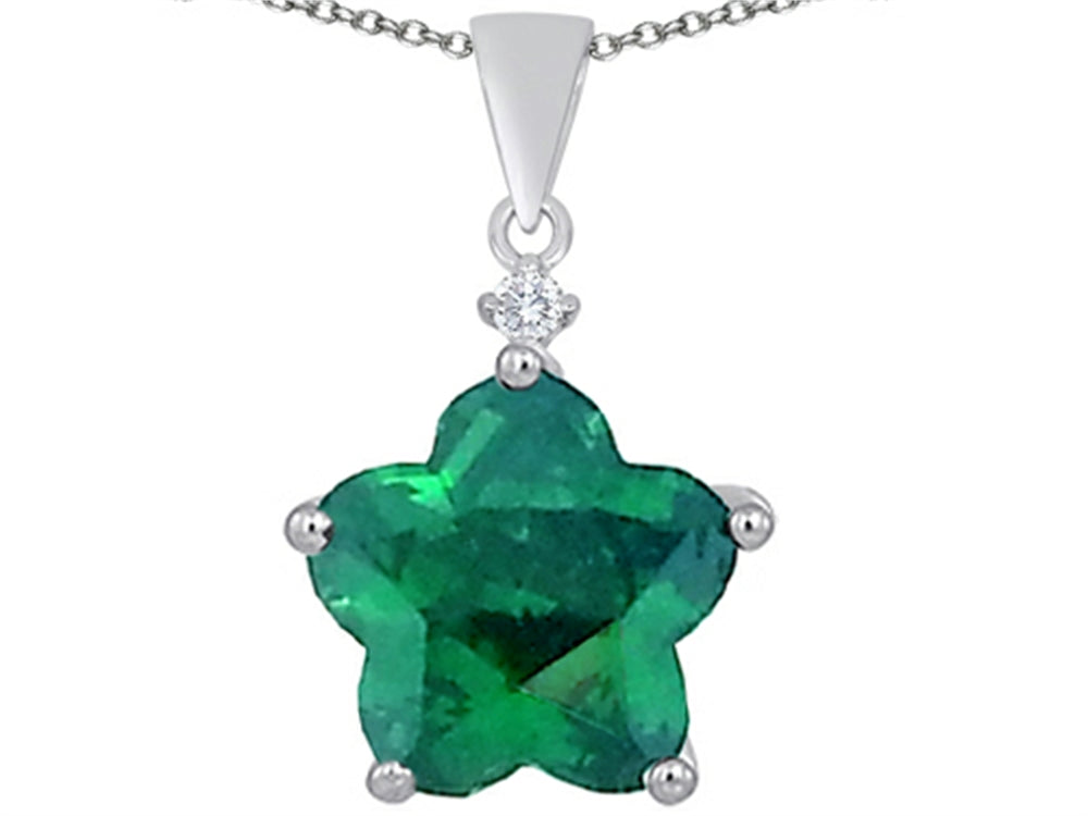 Star K Large 14mm Flower Shape Star Pendant Necklace with Simulated Emerald