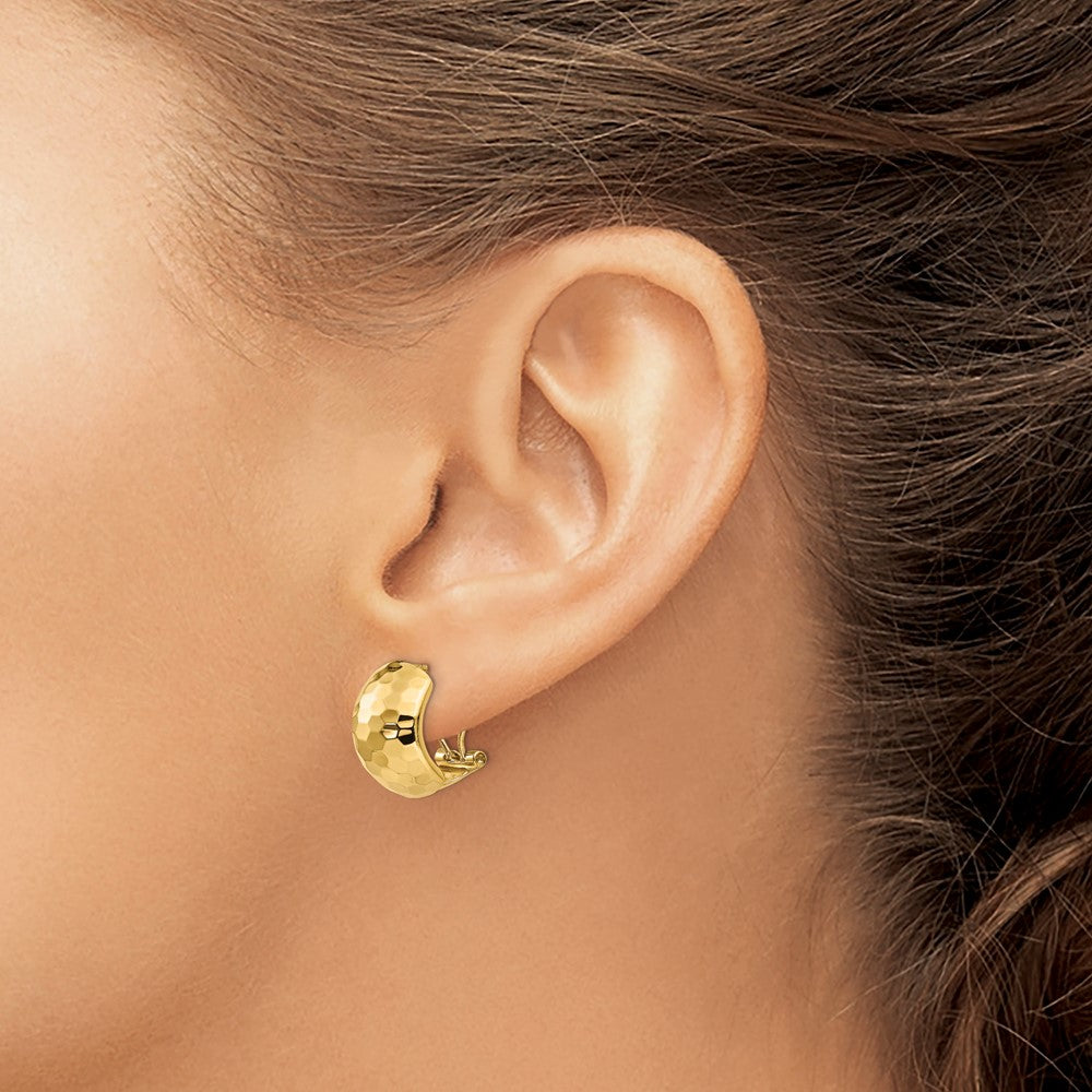 FJC Finejewelers 14 kt Yellow Gold Button Polished Hammered Omega Back Earrings 14 mm x 9 mm