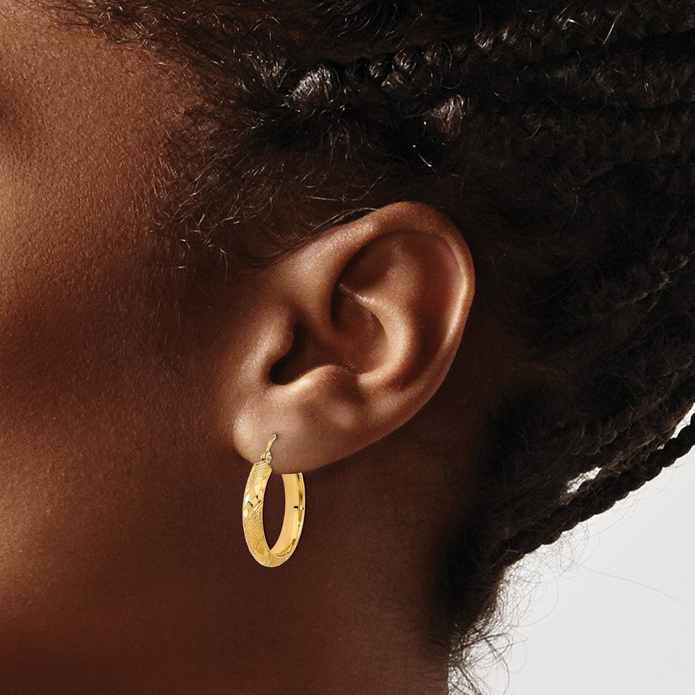 FJC Finejewelers 14 kt Yellow Gold and Textured Bright Cut Fancy Pattern Hoop Earrings 20 x 20 mm