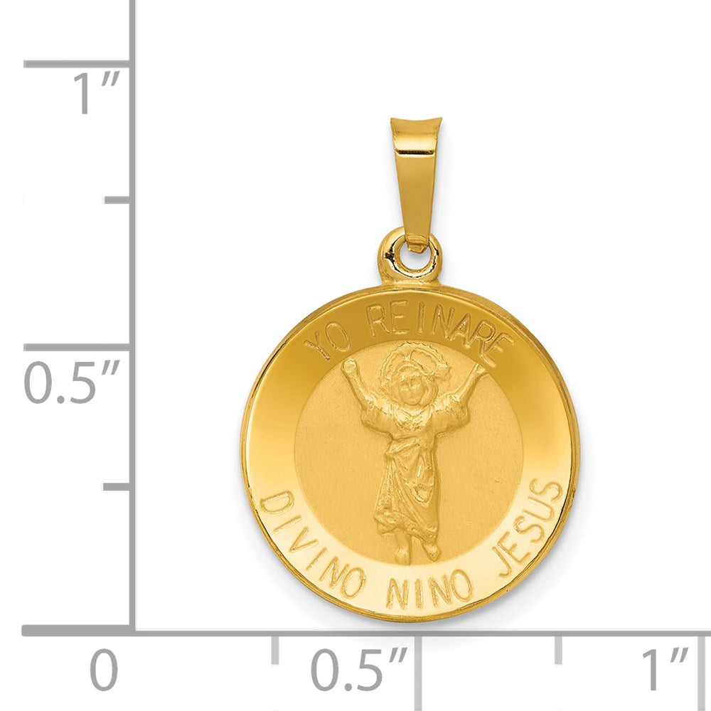 FJC Finejewelers 14 kt Yellow Gold Polished Satin Hollow Divino Nino Round Medal Charm 15 x 15 mm
